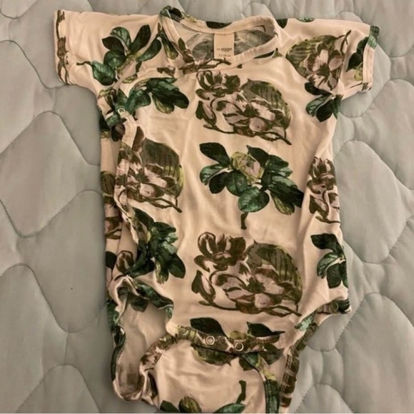 kate quinn Other - Kate Quinn Magnolia Floral Green and Cream Onesie Bodysuit (Kimono Style) 12-18M